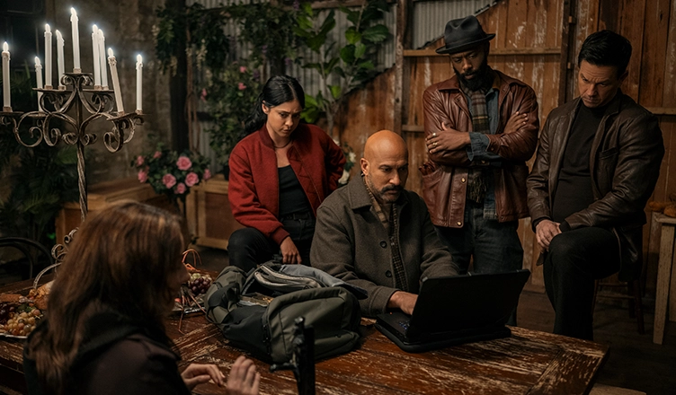 Brenda (Claire Lovering), Zen (Rosa Salazar), Ed (Keegan-Michael Key), Grofield (LaKeith Stanfield), and Parker (Mark Wahlberg) in Play Dirty. (Credit: Prime Video)