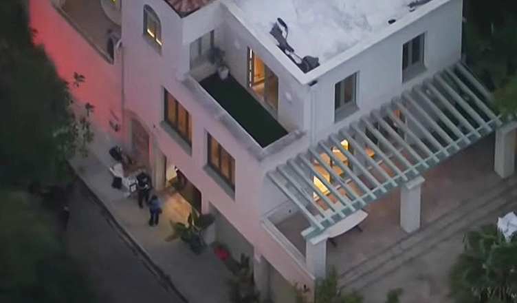 Embattled singer D4vd lived in this house in the Hollywood Hills of Los Angeles. (Credit: YouTube/KCBS)