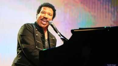 Lionel Richie performs at his concert in Shanghai, China, 8 April 2014. (Credit: Popular Images)