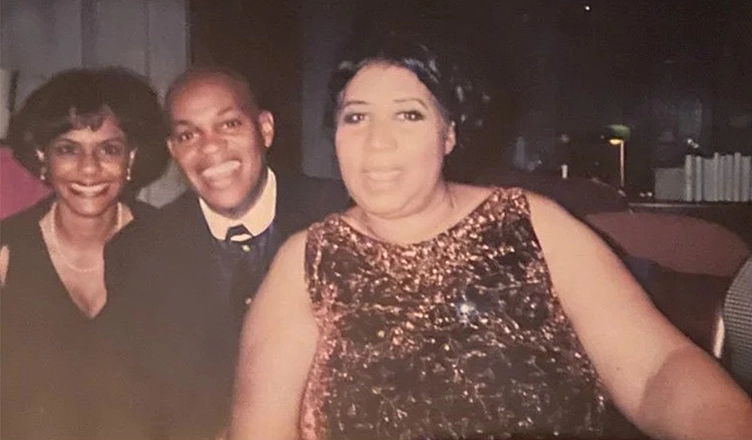 Jubilant Sykes with his wife Cecelia and Aretha Franklin after performing at the National Cathedral in Washington, DC (Credit: Jubilantsykes.com)