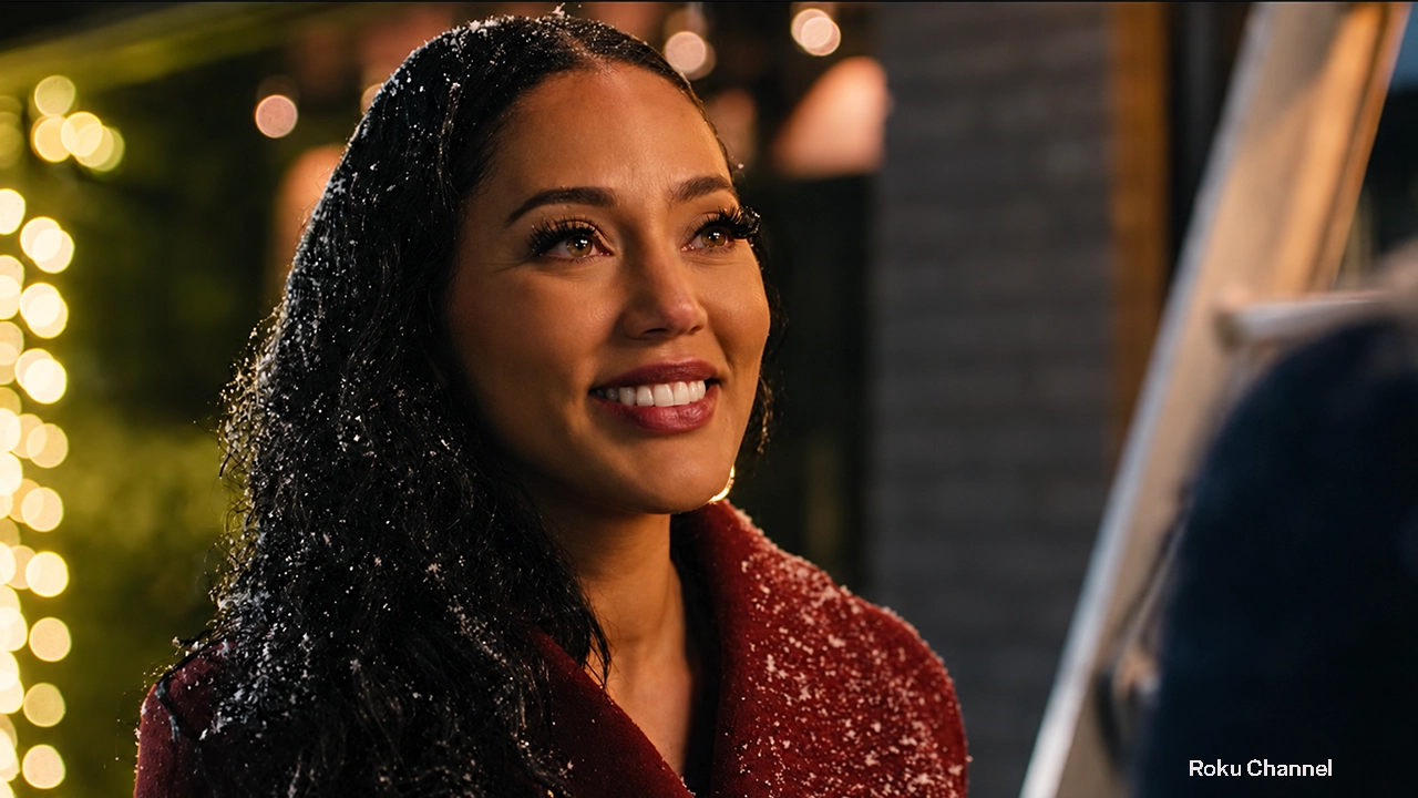 Ayesha Curry is heading home for the holidays — and hoping to leave a string of Christmas breakups behind — in the new romantic comedy Second Chance Holiday. (Credit: Roku Channel)